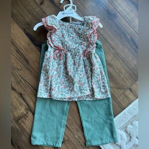 NWT Floral 2 piece set Daisy Fuentes